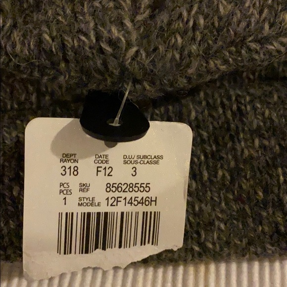 I am selling a new hat. - Picture 3 of 3